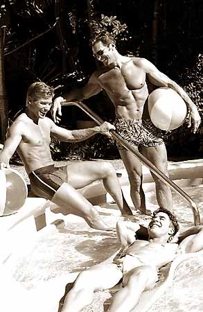 Playful & fun at the fabulous Pineapple Point<P>(photo: Raymond Vino �2003)